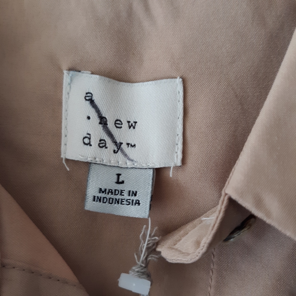 NWT Women's Tan Button Front Collared Shirt - Picture 4 of 4